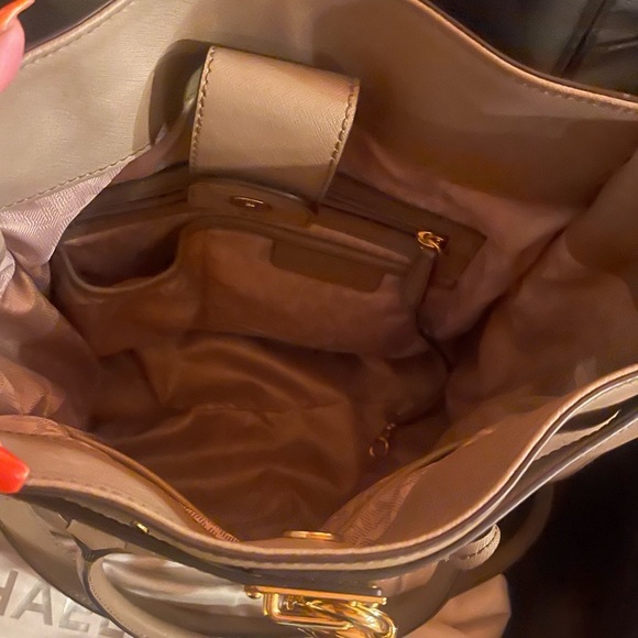 Michael Kors Handbag never used measurements 14x13” new with dust bag - Picture 2 of 6